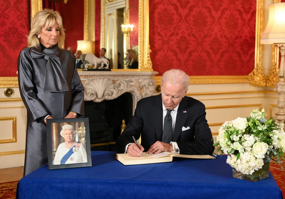 Americký prezident Joe Biden se v doprovodu první dámy Jill Bidenové podepisuje do kondolenční knihy v Londýně