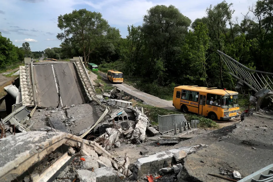 Poničená silnice u Kupjansku na snímku z konce května