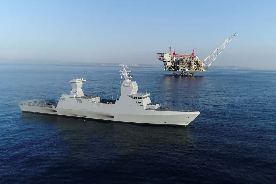 Izraelská vojenská loď hlídající plošinu u ložiska Leviatan