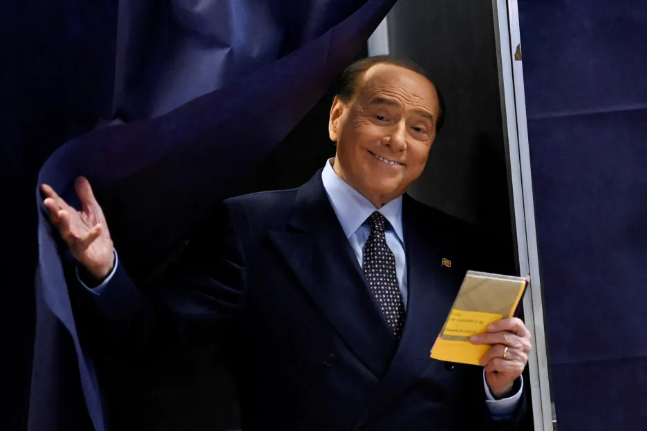 Silvio Berlusconi ve volební místnosti