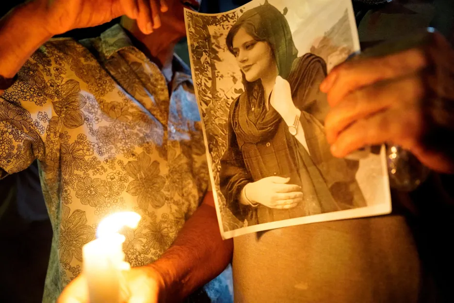 Obrázek Mahsá Amíníové při svíčkové vigilii po její smrti