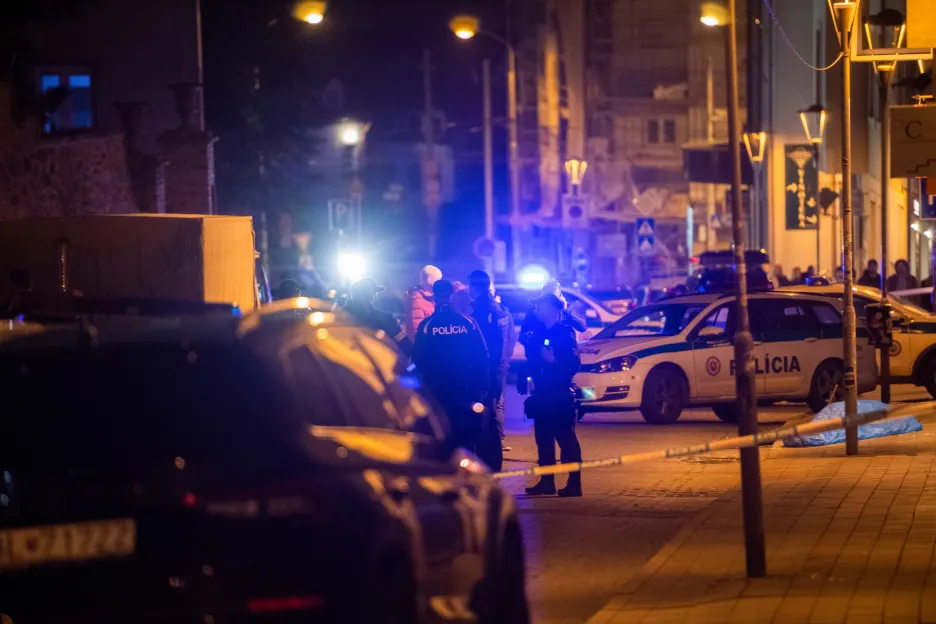 Policisté na místě střelby v Zámocké ulici v Bratislavě
