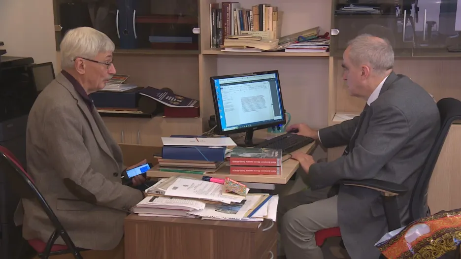 Oleg Orlov a Jan Račinskij v kanceláři Memorialu