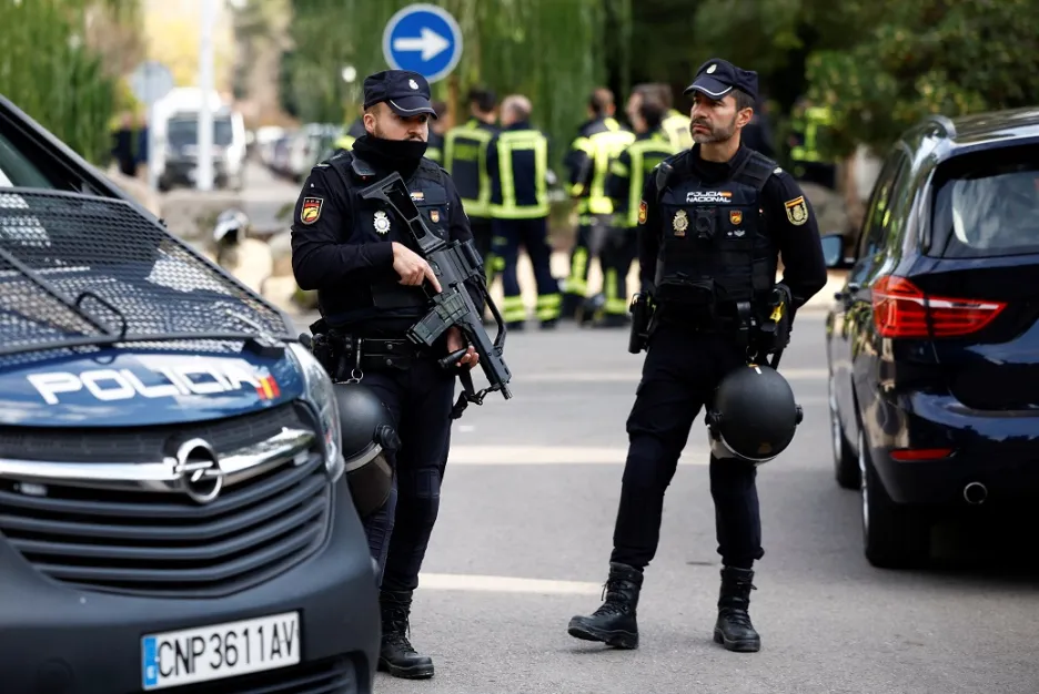 Policie před budovou ukrajinské ambasády v Madridu, kde došlo k jednomu z bombových útoků