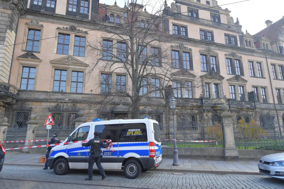 Policie před budovou drážďanské Grünes Gewölbe po krádeži v roce 2019