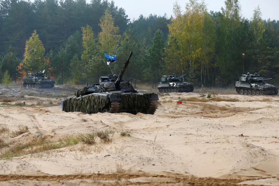 Bojová vozidla CV90 na cvičení v Lotyšsku