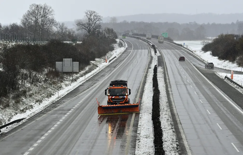 Sníh na silnicích komplikuje dopravu