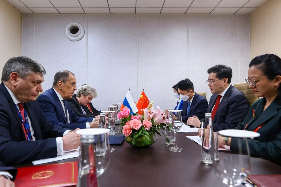 Ruský ministr zahraničí Sergej Lavrov a čínský ministr zahraničí Čchin Kang
