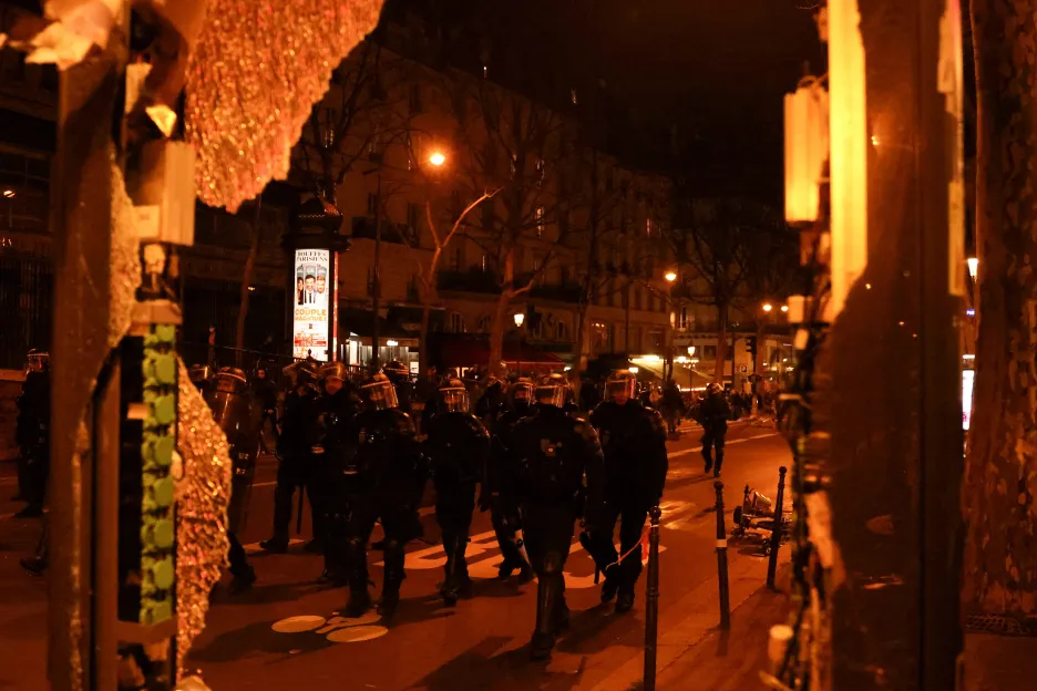 Noční protesty ve Francii