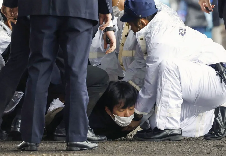 Policie zadržela muže podezřelého z útoku na japonského premiéra