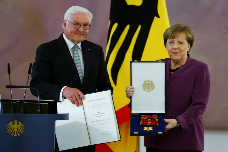 Německý prezident Frank-Walter Steinmeier při udělování řádu bývalé kancléřce Angele Merkelové