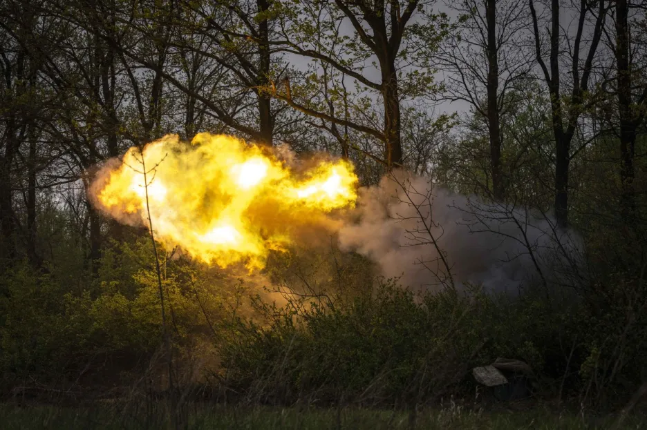 Ukrajinské dělostřelectvo na frontě u Avdijivky