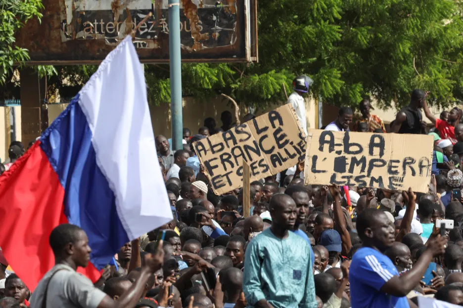 Demonstranti v Nigeru drží ruskou vlajku