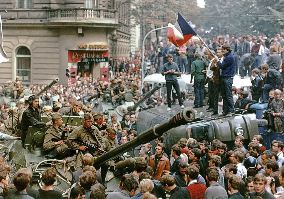 Pražané obklíčili sovětské tanky před budovou ČsRo, 21. srpen 1968
