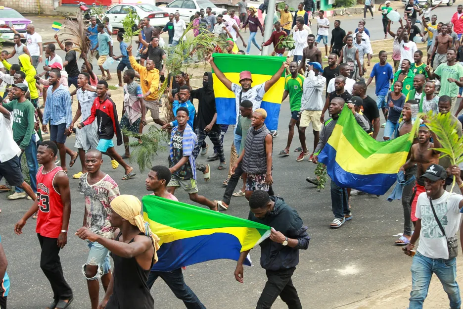 Lidé oslavují převrat v Gabonu