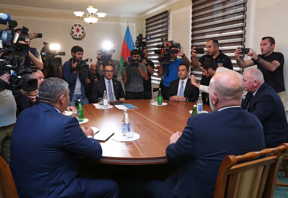 Zástupci Ázerbájdžánu během schůze s delegací Arménů z Náhorního karabachu