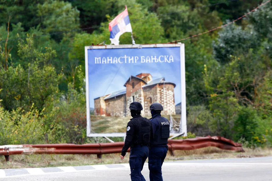 Policie hlídkuje před klášterem, v kterém se útočníci ukryli