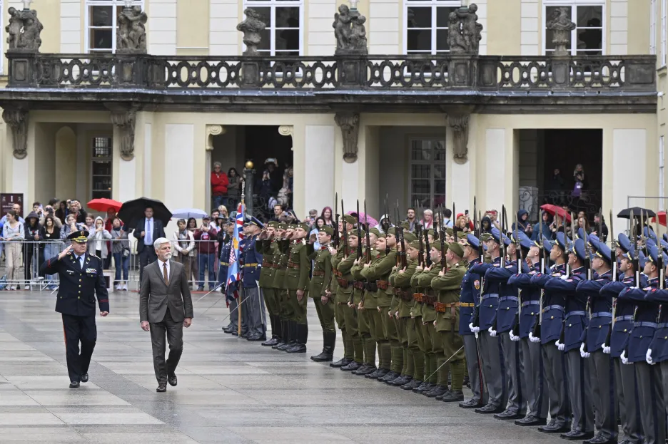  Prezident Pavel na výročním předání bojového praporu Hradní stráže