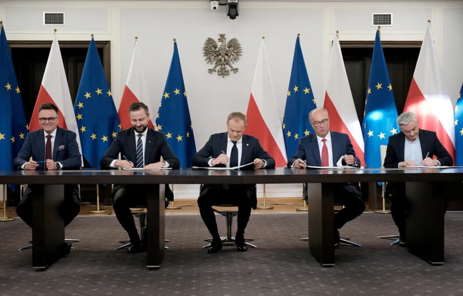 Lídr Občanské koalice Donald Tusk (uprostřed) a lídři dalších opozičních stran podepisují koaliční smlouvu