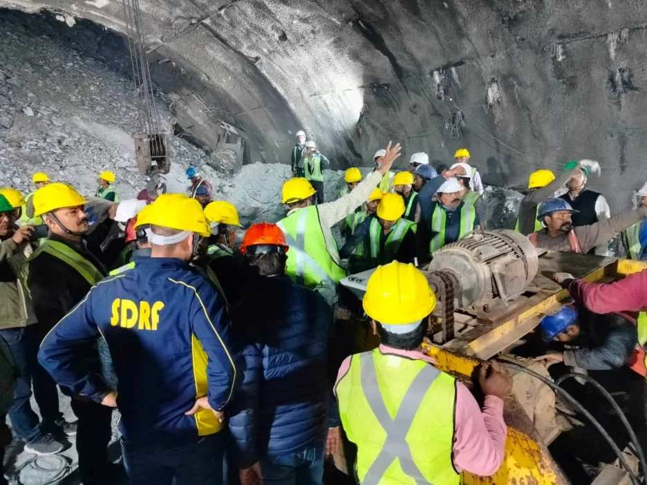 Záchranný tým operuje v zavaleném tunelu