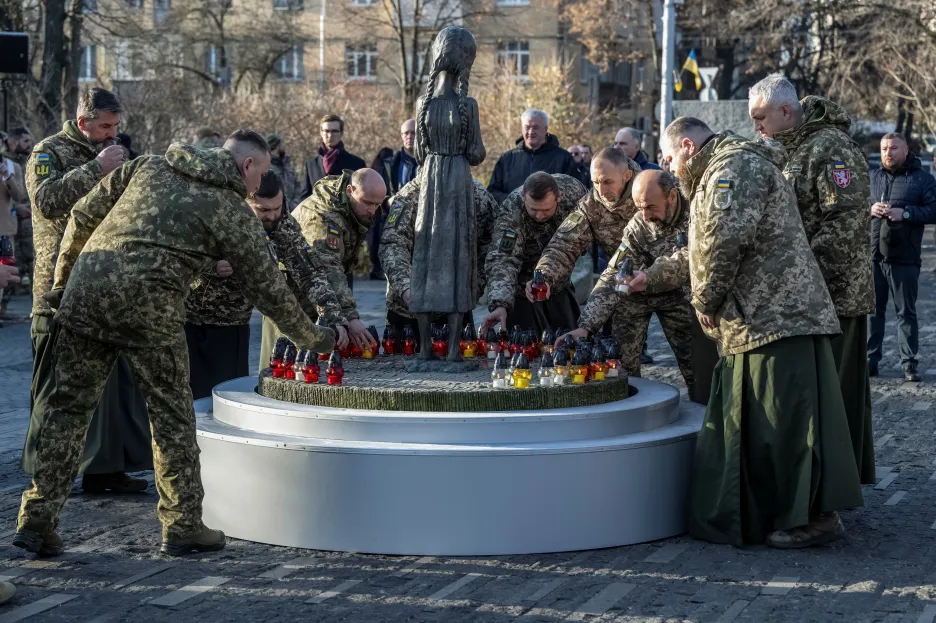 Ukrajinští vojáci u pomníku hladomoru v Kyjevě