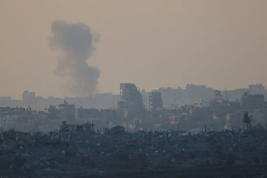 Nad Pásmem Gazy stoupá kouř