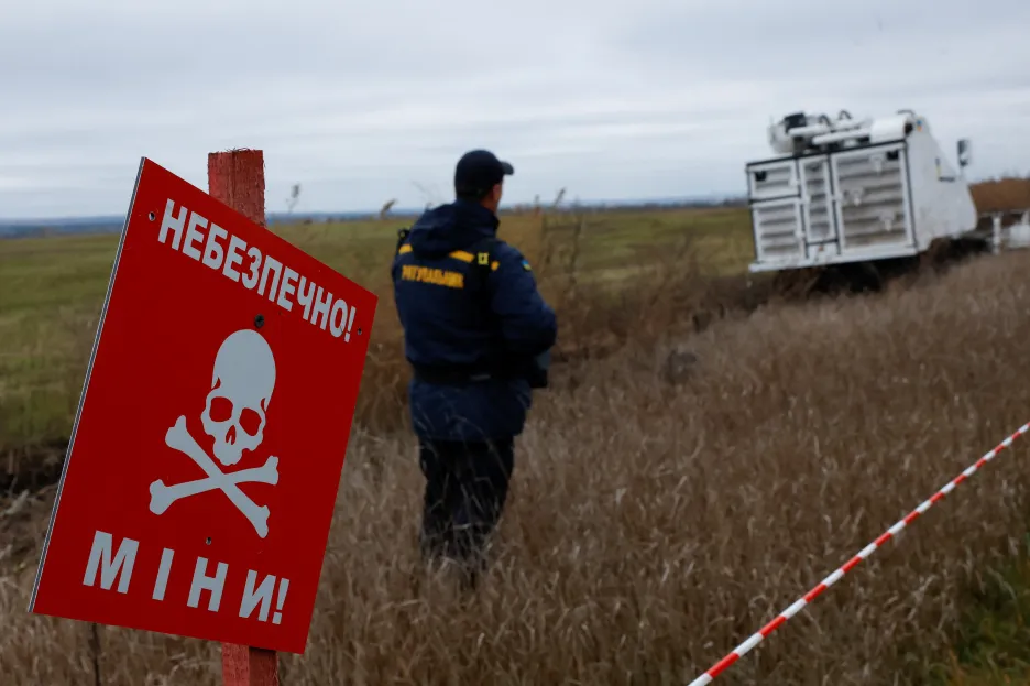 Ukrajinskou protiofenzivu zpomalují bariérová minová pole, pomoci má kazetová munice z USA