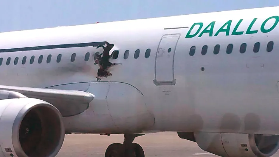 Letadlo společnosti Daallo dokázalo přistát i s dírou v trupu