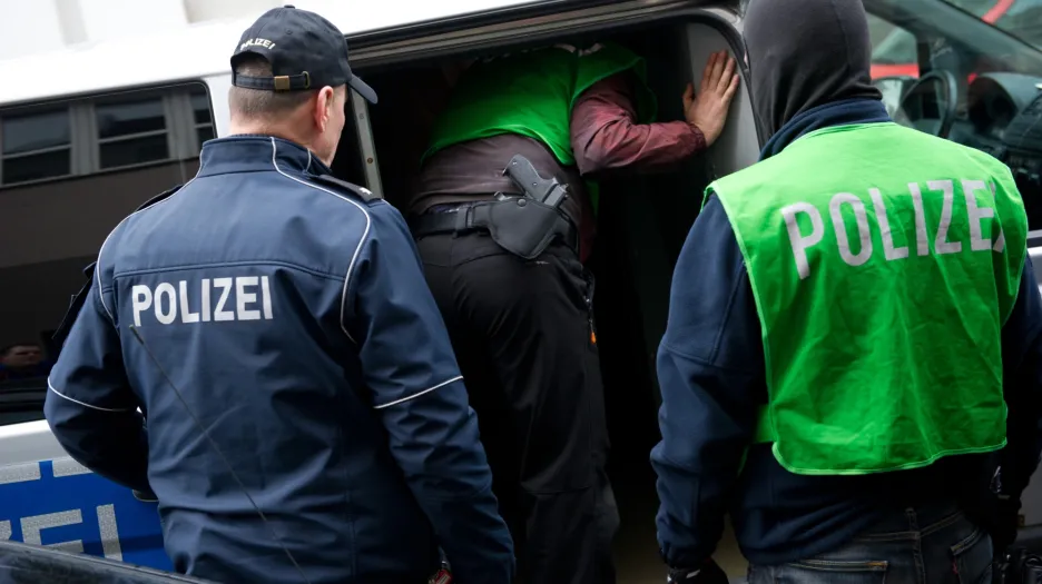 Razie policie v Německu na lidi napojené na IS