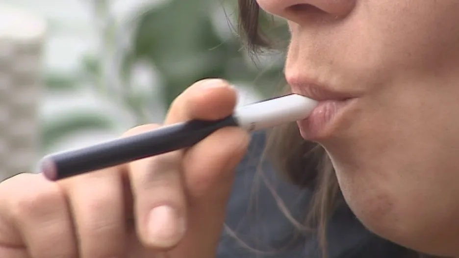 Kuřačka s elektronickou cigaretou