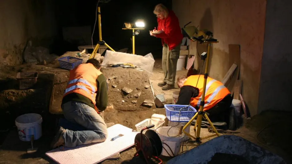 Archeologové odkrývají hradby v Thunovské ulici