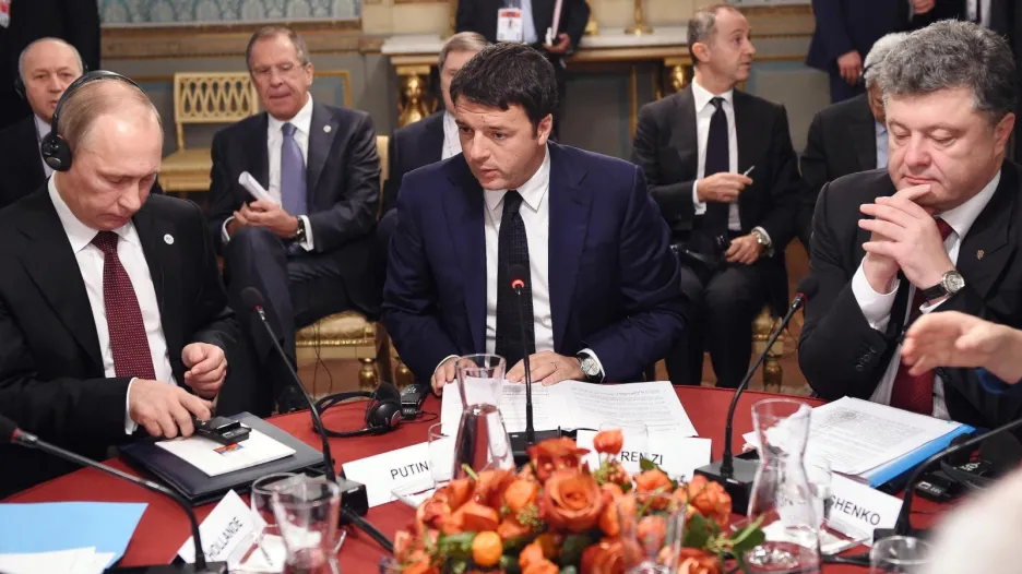 Zleva: Vladimir Putin, Matteo Renzi a Petro Porošenko na jednání v Miláně