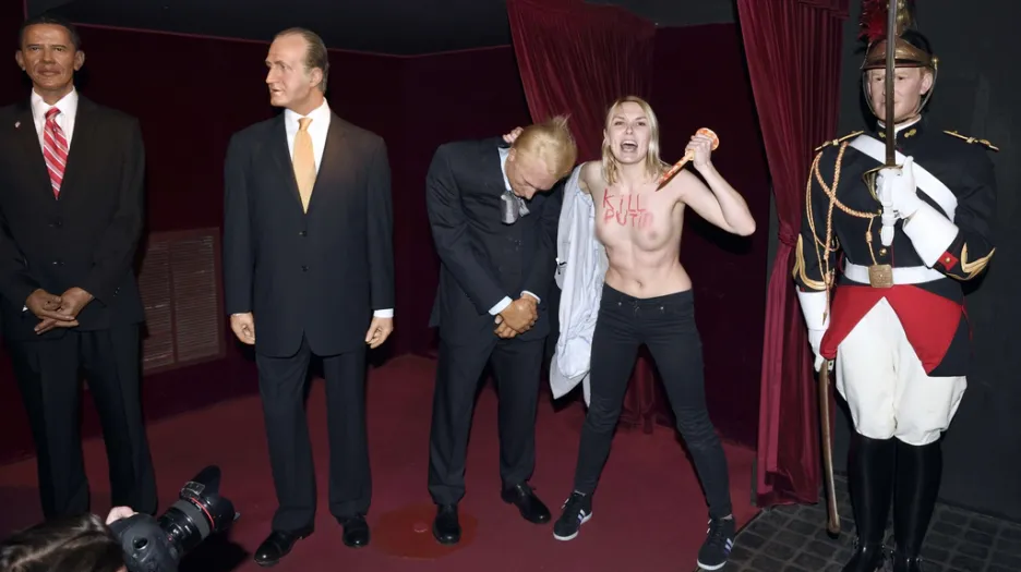 Aktivistka Femen napadá Putinovu figurínu