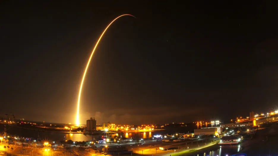 Nosná raketa Falcon 9 vyráží k oběžné dráze