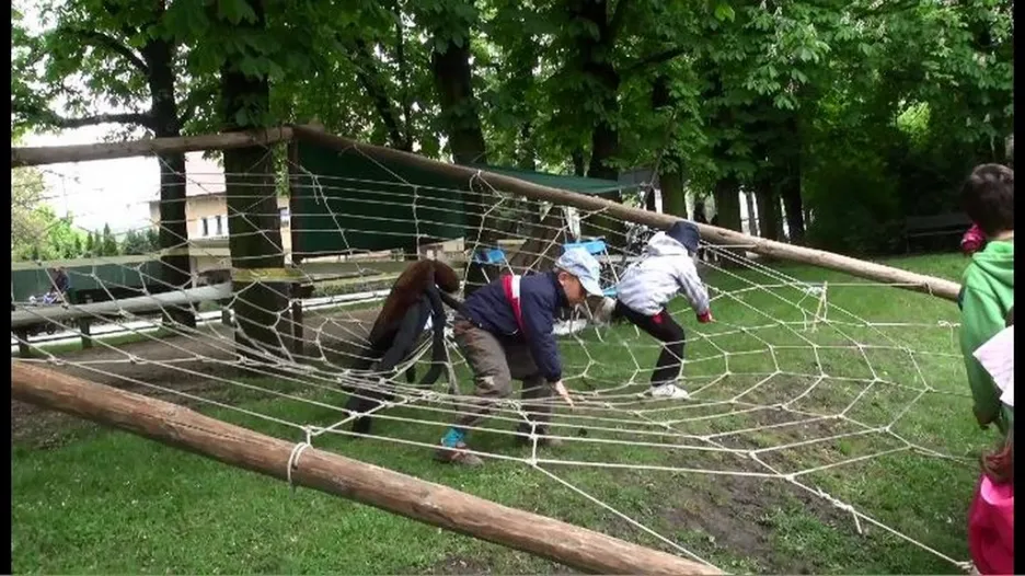 Děti si vyzkoušely pavoučí síť