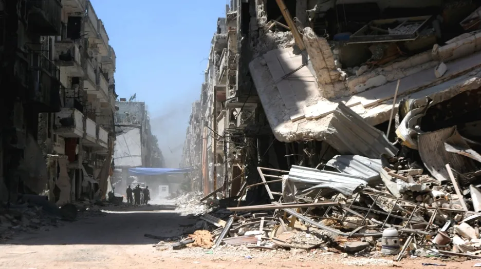 Následky vleklých bojů v syrském Homsu