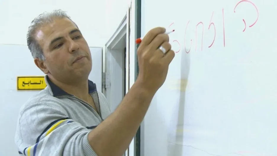 Palestinec Esmat Mansúr se živí výukou hebrejštiny