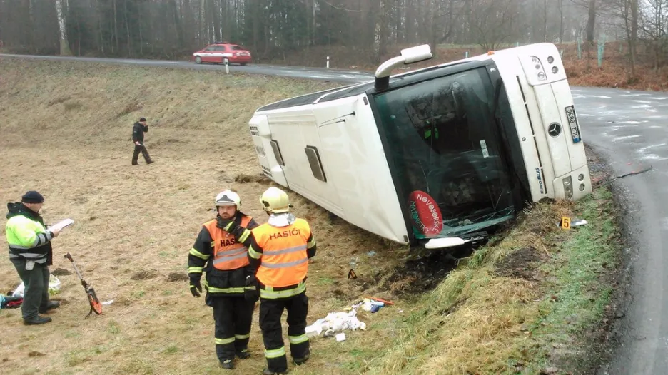 Převrácený autobus na Liberecku