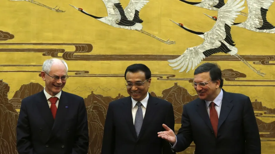 Unijní prezident van Rompuy (vlevo), čínský premiér Li Kche-čchiang (uprostřed) a předseda Evropské komise Barroso