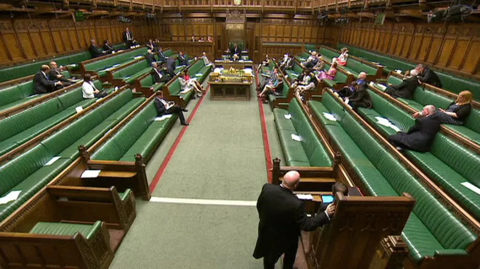 Historickou chvíli na půdě britského parlamentu zažilo jen pár poslanců
