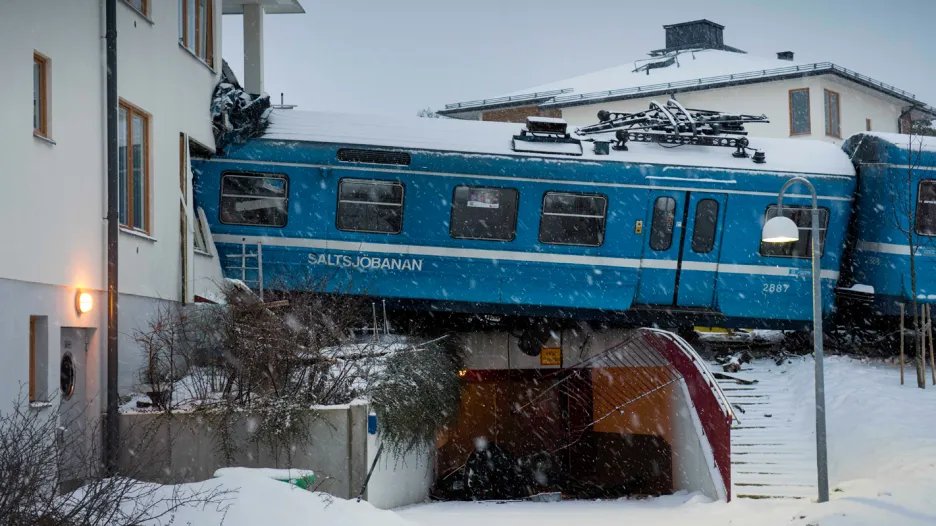 Ve Švédsku narazil vlak do domu
