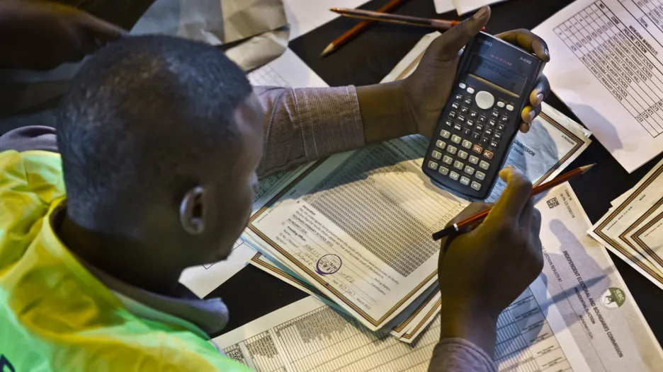 Volební lístky v Keni se začaly počítat ručně