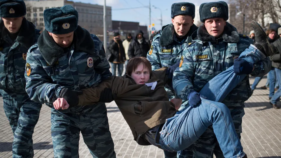 Ruská policie zatýká na MDŽ demonstranty podporující Pussy Riot
