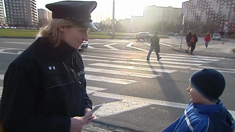 Policistka s přecházejícím chlapcem
