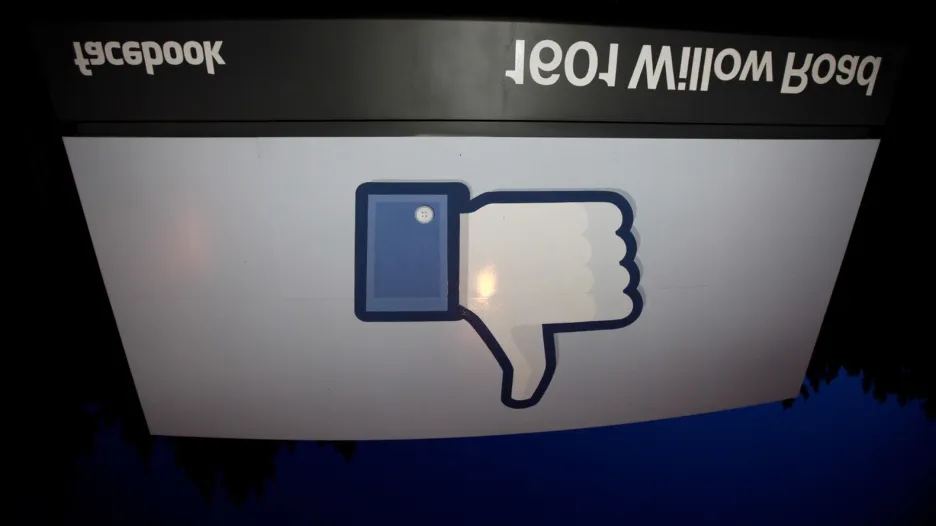 Pokles akcií Facebooku