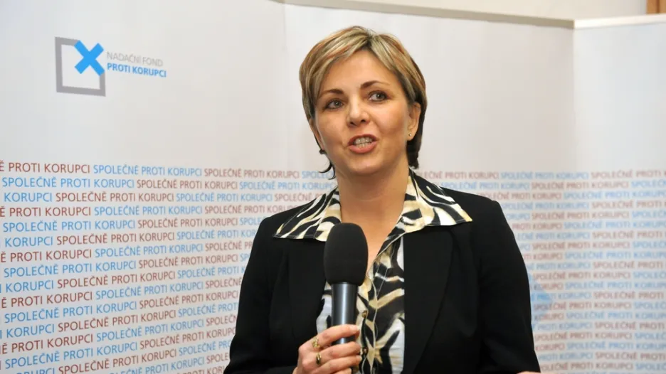 Renata Horáková při ocenění od protikorupčního fondu