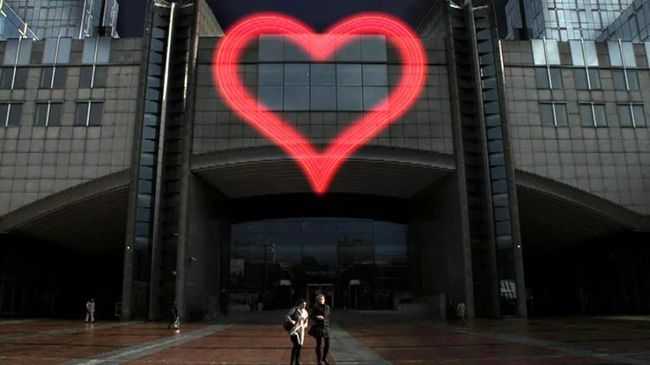 Neonové srdce na Evropském parlamentu