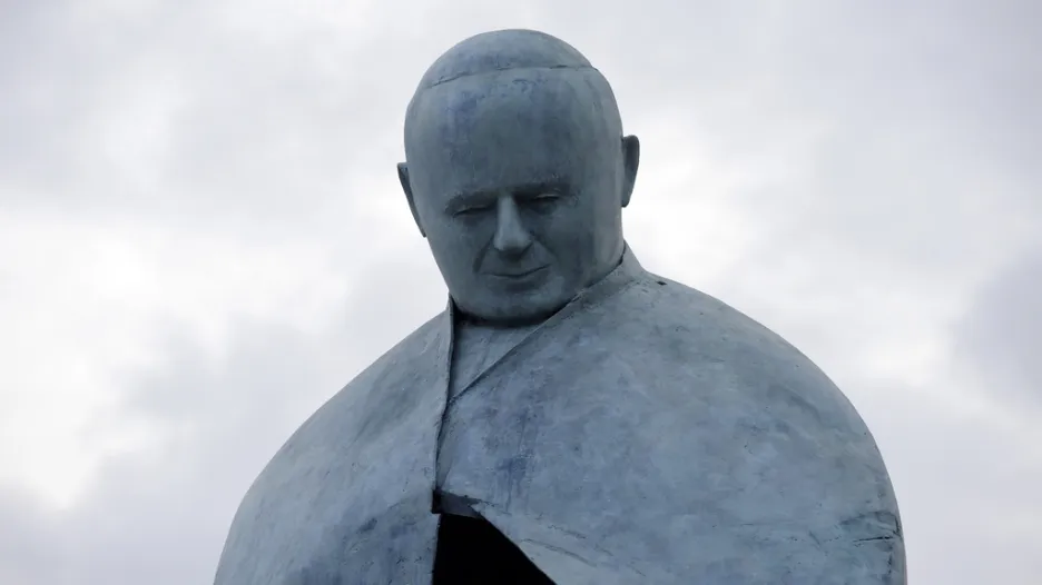Poupravená socha Jana Pavla II.