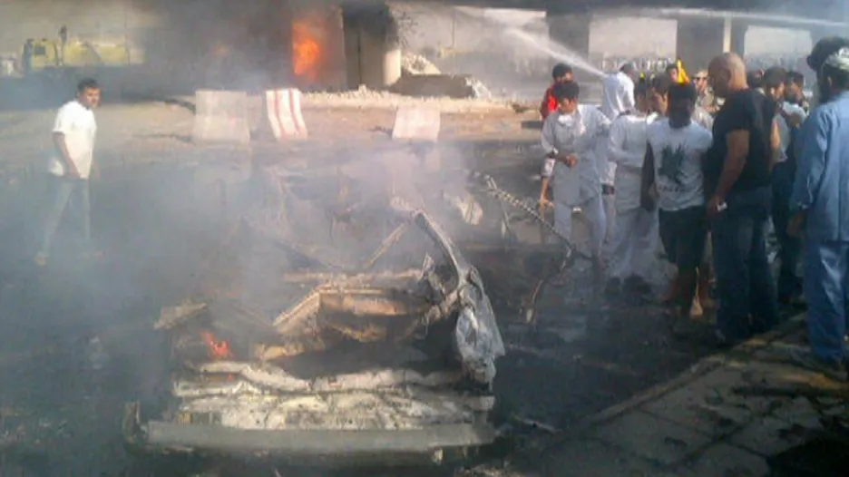 Zdemolované auto po výbuchu cisterny v Rijádu