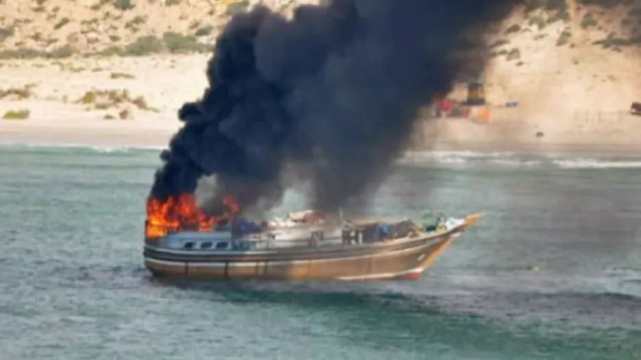 Hořící loď somálských pirátů